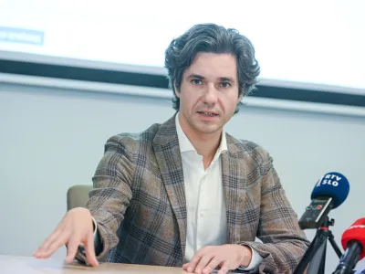 Ljubljana, ministrstvo.<br>Izjava za medije ministra za delo, druzino, socialne zadeve in enake moznosti Luke Mesca ob predstavitvi spletnega kalkulatorja za izracun energetskega dodatka za prejemnike denarne socialne pomoci in varstvenega dodatka. 