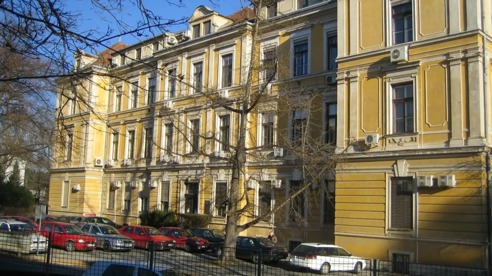 Prihodnje leto naj bi v več kot stoletje stari stavbi nekdanje interne bolnišnice po prenovi uredili negovalni oddelek, v katerem bo do deset postelj namenjenih tudi paliativnim bolnikom. 