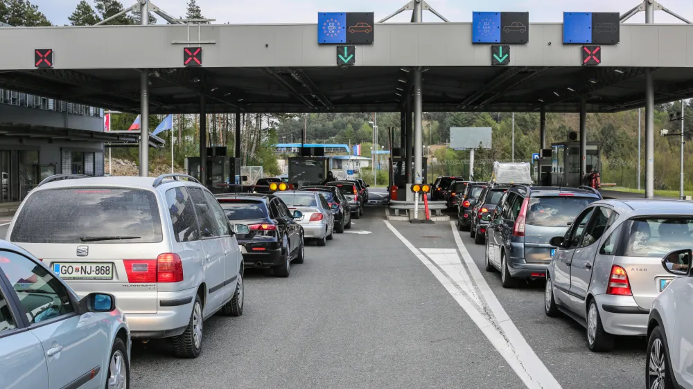 - prometni zastoj - kolone vozil pred velikonočnimi prazniki -    - 14.04.2017 - Mejni prehod Starod, slovensko - hrva&scaron;ka meja, - sistematični nadzor potnikov na zunanji schengenski meji -  //FOTO: Bojan Velikonja