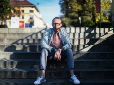 Nejc Lavrenčič, pianist, ki velja za enega najvidnejših slovenskih interpretov v glasbeni zvrsti samospeva in komorne glasbe.