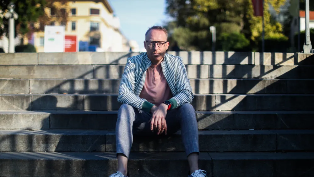 Nejc Lavrenčič, pianist, ki velja za enega najvidnejših slovenskih interpretov v glasbeni zvrsti samospeva in komorne glasbe.