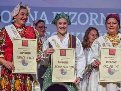 V konkurenci 17 vzornih žen je naslov osvojila Antonija Mrzlić Budak iz Svetega Petra v Šumi iz istrske županije. F youtube