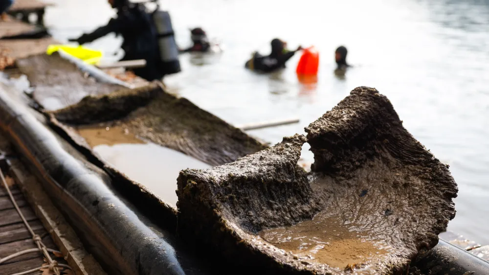 Bled, Blejsko jezero.<br>Potop potapljacev v Blejsko jezero, iz katerega so dvignili zgodnjesrednjeveski deblak.