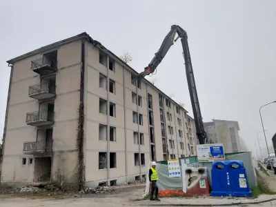 V Stražišču se je začela rušitev nekdanjega samskega doma. Zgradbo bodo od strehe do pritličja podirali z največjim gradbenim strojem v jugovzhodni Evropi, ki se ponaša z 38 metrov dolgo ročico. 