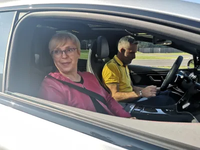 Nataša Pirc Musar na testu varne vožnje v Centru varne vožnje Vransko.