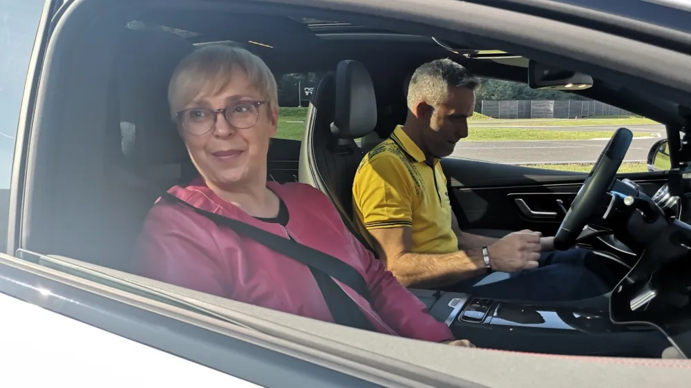 Nataša Pirc Musar na testu varne vožnje v Centru varne vožnje Vransko.