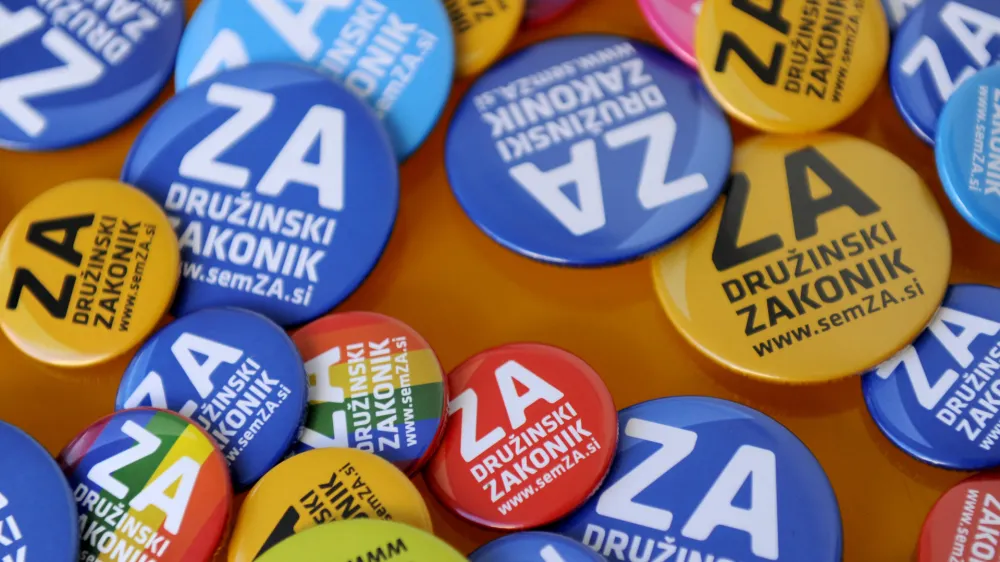 Kljub odločitvi ustavnega sodišča so spremembe družinskega zakonika naletele na nasprotovanje tako poslancev opozicije kot večine državnih svetnikov. Foto: STA