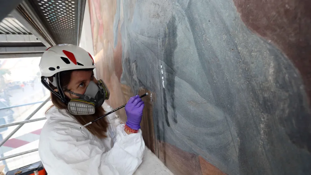 Anka Batič, konservatorka-restavratorka - 14.10.2022 - Ljubljanska stolnica - Stolna cerkev sv. Nikolaja, obnova poškodovane freske z motivom Oznanjenja na južnem pročelju - naslikal Giulio Quaglio (1668–1751), //FOTO: Tomaž Skale