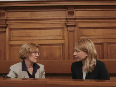 Mojca Sojar in Mojca Kucler Dlinar- 23.05.2016 - Mestni svet MOL - ljubljanski mestni svetniki na 16 seji, odločali o preimenovanju nekaterih ulic in parkov v prestolnici. ///FOTO: Luka Cjuha.