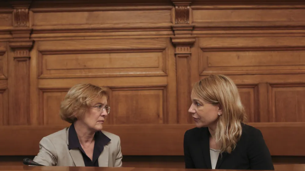 Mojca Sojar in Mojca Kucler Dlinar- 23.05.2016 - Mestni svet MOL - ljubljanski mestni svetniki na 16 seji, odločali o preimenovanju nekaterih ulic in parkov v prestolnici. ///FOTO: Luka Cjuha.