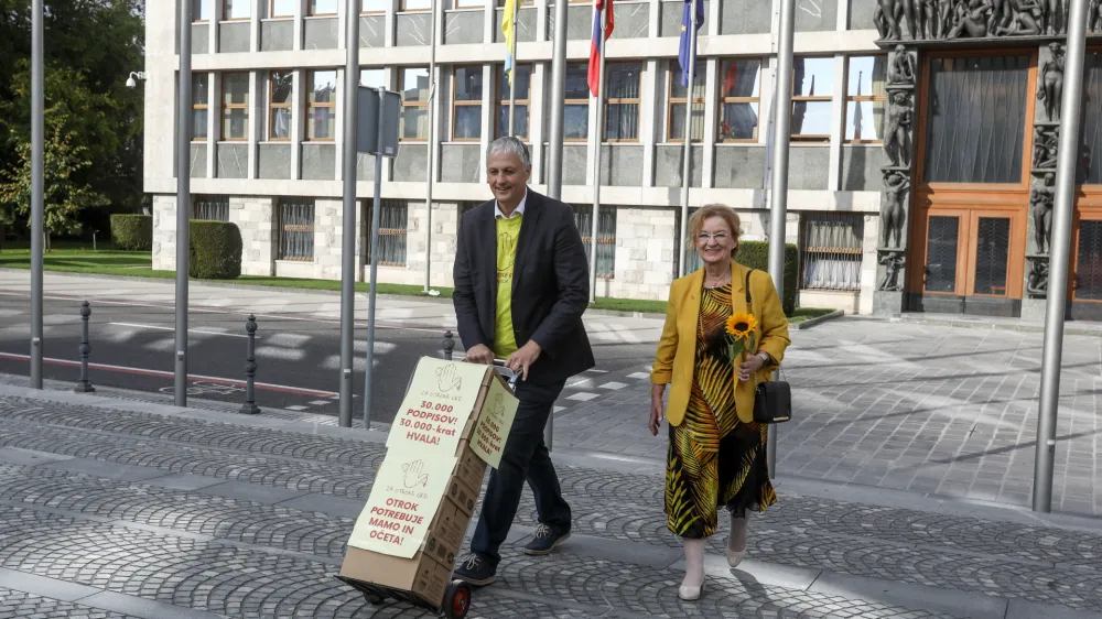 sovodiitelja koalicije Za otroke gre Aleš Primc in Metka Zevnik - 11.10.2022 - izjava za medije Aleša Primca in Metke Zevnik iz koalicije Za otroke gre! pred predajo podpisov pobude za razpis naknadnega zakonodajnega družinskega referenduma za zaščito otrok in družin o spremembah družinskega zakonika v DZ //FOTO: Luka Cjuha