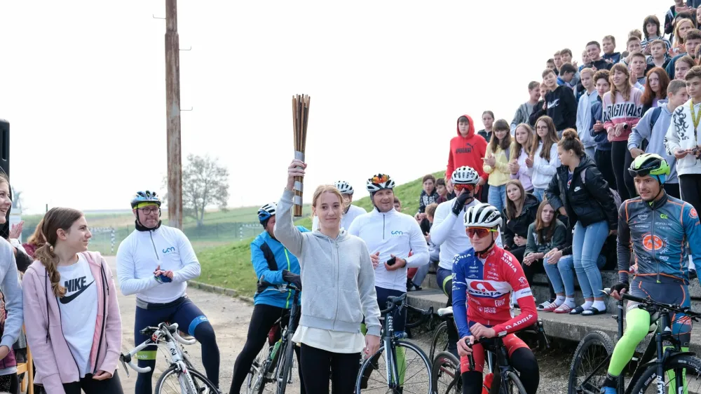 Podnebna štafeta je v torek in sredo prepotovala 245 kilometrov dolgo pot skozi Slovenijo, včeraj pa se je za hip ustavila tudi v Kostanjevici na Krki in Leskovcu pri Krškem. F Boštjan Colarič, Gen energija