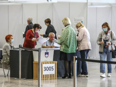 predčasno glasovanje za predsednika republike Slovenije na Gospodarskem razstavišču<br><br>- 18.10.2022 – Predsedniške volitve 2022 - sedme volitve za petega predsednika republike v samostojni Sloveniji – volilci so volili med sedmimi kandidati – Milanom Brglezom, Janezom Ciglerjem Kraljem, Anžetom Logarjem, Natašo Pirc Musar, Vladimirjem Prebiličem in Sabino Senčar<br><br> <br><br>//FOTO: Luka Cjuha