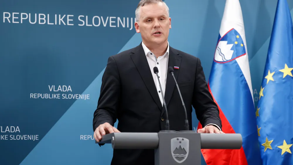 Ljubljana, drzavni zbor.<br>Novinarska konferenca po redni tedenski seji vlade.<br>Minister za infrastrukturo Bojan Kumer.