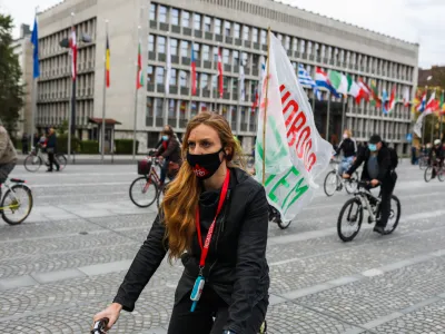 ﻿Protestnici Tei Jarc policija očita, da naj bi organizirala proteste, in jo zato finančno kaznuje. Pravna mreža za varstvo demokracije je prepričana, da gre za ustrahovanje protestnice.