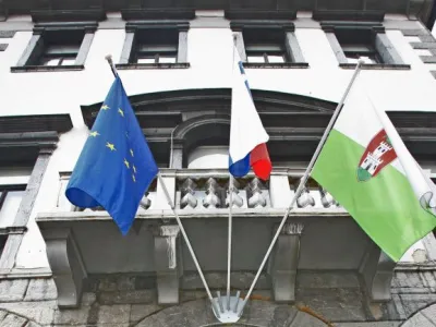 ﻿hišna preiskava pri ljubljanskem županu Zoranu Jankoviču v mestni hiši - Mestna občina Ljubljana (MOL) - Mestni trg 1- hišne preiskave pri ljubljanskem županu Zoranu Jankoviču in najožjim sodelavcem zaradi suma več kaznivih dejanj s področja gospodarske kriminalitete in korupcije//FOTO: Tomaž Skale