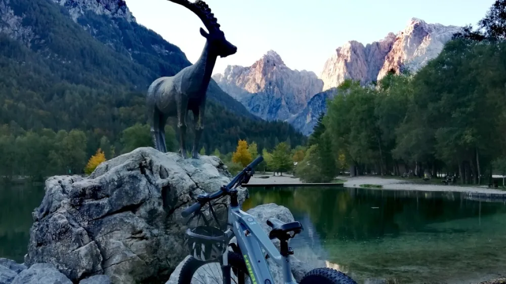 Do jezera Jasna se lahko odpravite tudi s kolesom. Električno je zgolj luksuz, ki ga rekreativni kolesar ne potrebuje.