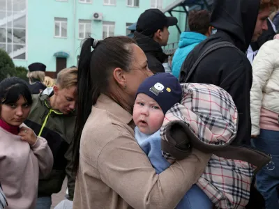 Civilians evacuated from the Russian-controlled Kherson region of Ukraine arrive at a railway station in the town of Dzhankoi, Crimea October 20, 2022. REUTERS/Alexey Pavlishak   TPX IMAGES OF THE DAY