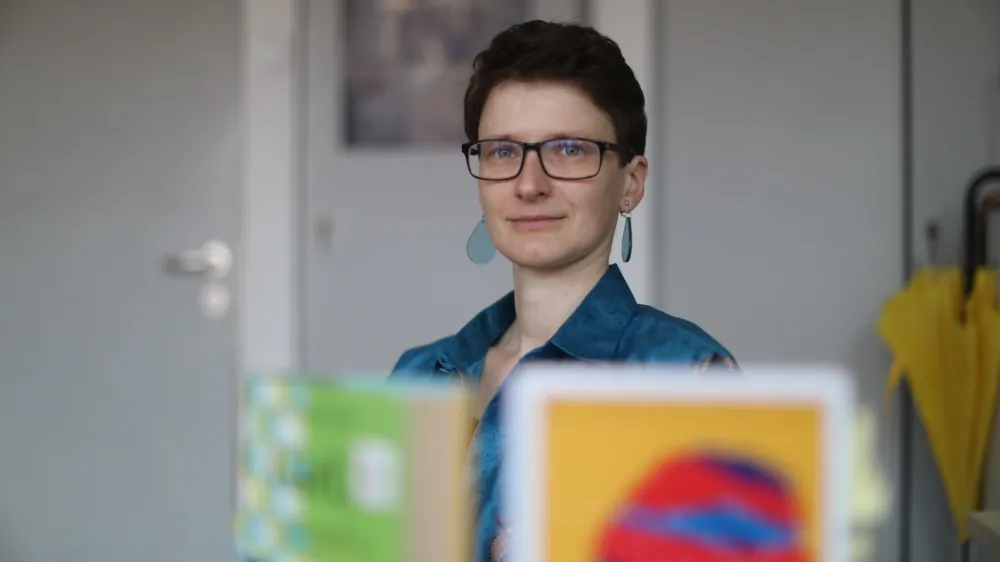 Katja Zakraj&scaron;ek je Sovretovo nagrado prejela za prevod romana Bernardine Evaristo Dekle, ženska, druga_i