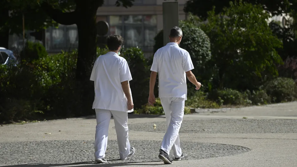 Okvirni termini so pogosti pri tistih zdravljenjih, kjer izvajalci računajo na popoldansko delo strokovnjakov iz drugih ustanov. Fotografija je simbolična.
&nbsp;