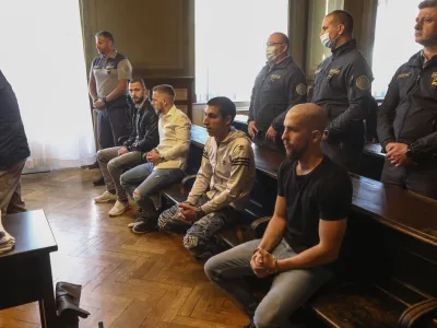 Tožilstvo je spremenilo obtožnico in sedaj Marka Belcla, Marjana Brajdiča, Mihaela Grma in Marjana Grma preganja »le« še zaradi povzročitve hude telesne poškodbe s smrtnim izidom, ne pa več zaradi umora 77-letnega Slavca Knafla.
 