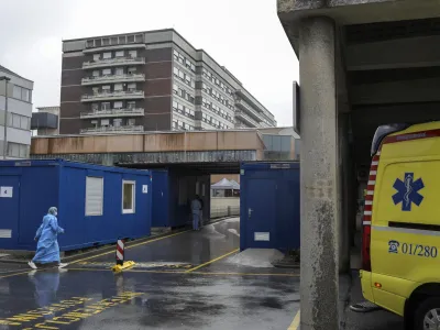 - 01.04.2022 – Poliklinika UKC - covid točka, zabojnik za testiranje na koronavirus - kontejner, <br><br><br>//FOTO: Jaka Gasar