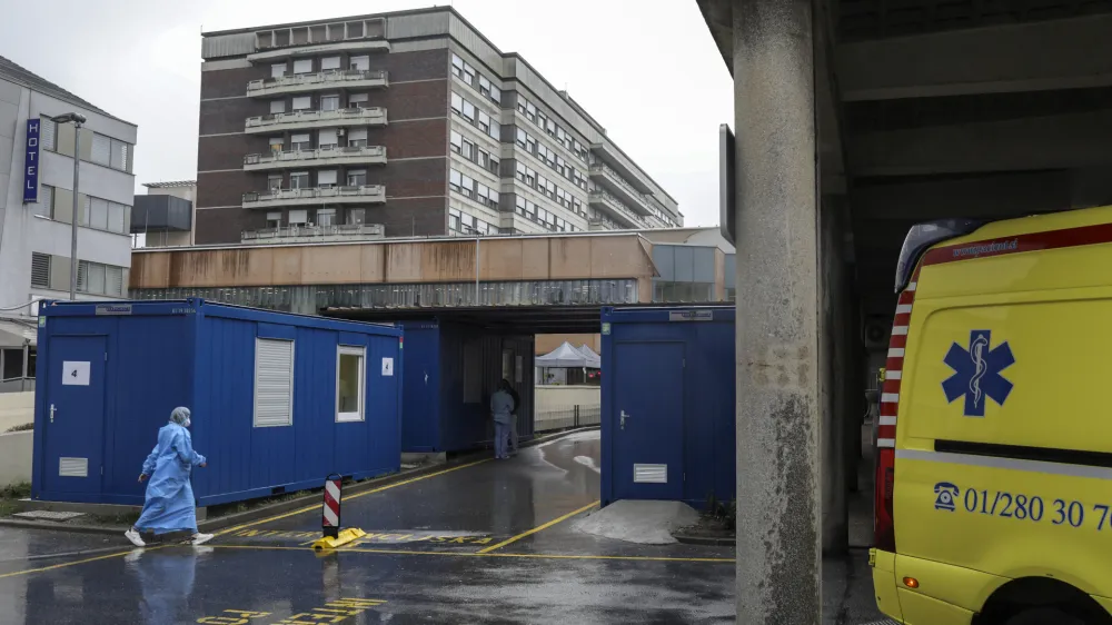 - 01.04.2022 – Poliklinika UKC - covid točka, zabojnik za testiranje na koronavirus - kontejner, <br><br><br>//FOTO: Jaka Gasar