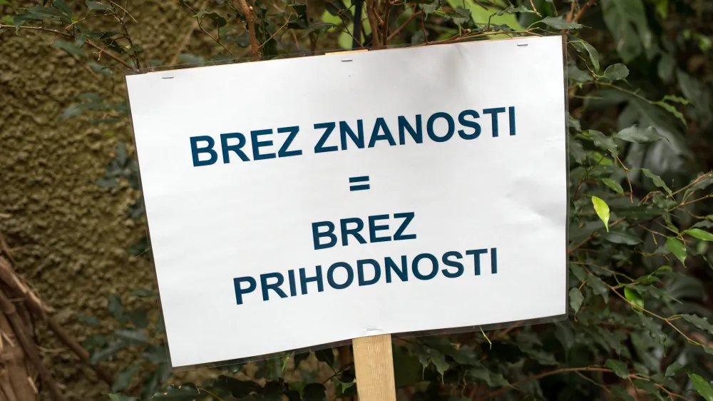 ﻿- simbolična fotografija - znanost - prihodnost<br><br><br>- 19.04.2017 - protestni Shod za znanost - slovenski raziskovalci v Ljubljani tudi v okviru globalnega gibanja March for Science izrazili nezadovoljstvo z razmerami, v katerih so primorani delovati - težave raziskovalnega dela na slovenskih raziskovalnih in univerzitetnih ustanovah - protest znanstvenikov //FOTO: Matjaž Rušt