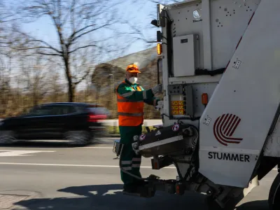 ﻿- ločevanje odpadkov –- reciklaža -- odpadki – smeti - - 11.03.2020 - Odvoz mešanih odpadkov v naselju BS3 v Ljubljani. Podjetje Snaga. //FOTO: Bojan Velikonja