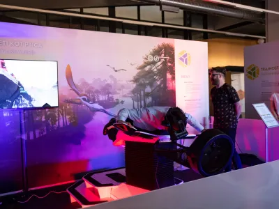 V Tehnoparku Celje so predstavili nov eksponat Birdly&reg;, ki se je pridružil sekciji prihodnosti in iluzij. Birdly&reg; je simulator letenja, ki uporabniku omogoča nepozabno izku&scaron;njo letenja kot ptica. Simulator je razvil &scaron;vicarski startup SOMNIACS, ki je bil ustanovljen na svetovno znani z&uuml;ri&scaron;ki umetni&scaron;ki &scaron;oli ZHdK. Omenjeni simulator združuje raz&scaron;irjene oblike pripovedovanja zgodb z močnimi vizualnimi elementi in tehnično dovr&scaron;enostjo, ki ustvari edinstveno in intuitivno izku&scaron;njo. &raquo;Z novo pridobitvijo bomo približali sodobno tehnologijo predvsem mladim nad 15 let. Letos smo že v septembru presegli pričakovano &scaron;tevilo obiskovalcev, svojo dejavnost pa močno raz&scaron;irili tudi izven na&scaron;ega parka,&laquo; je povedala Andreja Erjavec, direktorica parka, ki obiskovalce vabim na novo virtualno izku&scaron;njo, ob tem pa jih prosi, da se za svoj termin prijavijo preko spletnega obrazca na spletni strani (www.tehnopark.si) 
