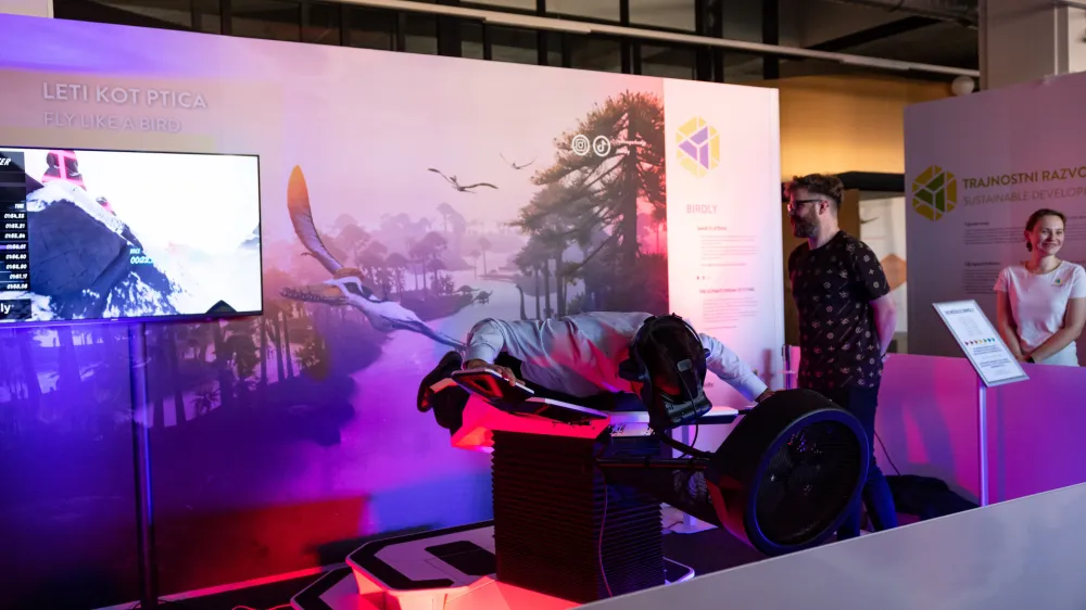 V Tehnoparku Celje so predstavili nov eksponat Birdly&reg;, ki se je pridružil sekciji prihodnosti in iluzij. Birdly&reg; je simulator letenja, ki uporabniku omogoča nepozabno izku&scaron;njo letenja kot ptica. Simulator je razvil &scaron;vicarski startup SOMNIACS, ki je bil ustanovljen na svetovno znani z&uuml;ri&scaron;ki umetni&scaron;ki &scaron;oli ZHdK. Omenjeni simulator združuje raz&scaron;irjene oblike pripovedovanja zgodb z močnimi vizualnimi elementi in tehnično dovr&scaron;enostjo, ki ustvari edinstveno in intuitivno izku&scaron;njo. &raquo;Z novo pridobitvijo bomo približali sodobno tehnologijo predvsem mladim nad 15 let. Letos smo že v septembru presegli pričakovano &scaron;tevilo obiskovalcev, svojo dejavnost pa močno raz&scaron;irili tudi izven na&scaron;ega parka,&laquo; je povedala Andreja Erjavec, direktorica parka, ki obiskovalce vabim na novo virtualno izku&scaron;njo, ob tem pa jih prosi, da se za svoj termin prijavijo preko spletnega obrazca na spletni strani (www.tehnopark.si) 