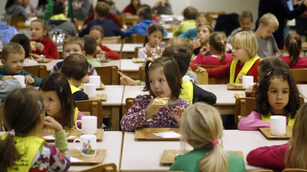 ﻿- jedilnica - šolska prehrana - šolstvo - osnovnošolci- 21.11.2014 - - Osnovna šola Vič - Dan slovenske hrane, v okviru katerega je po šolah in vrtcih po vsej Sloveniji prvo šolsko uro potekal tradicionalni slovenski zajtrk - //FOTO: Tomaž Skale