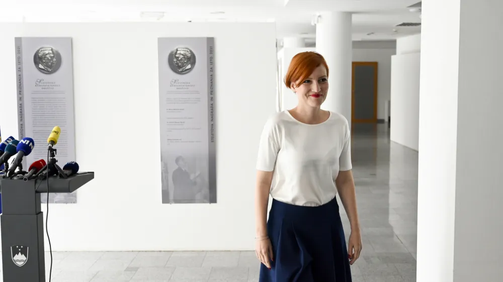 ministrica za kulturo Asta Vrečko - 09.06.2022 - Ministrstvo za kulturo - izjava za medije glede sporne razstave Popotovanja. Umetni&scaron;ka zbirka družine Boljkovac v Narodnem muzeju Slovenije, saj naj bi &scaron;lo za očitne ponaredke del velikanov svetovne likovne umetnosti //FOTO: Nik Erik Neubauer