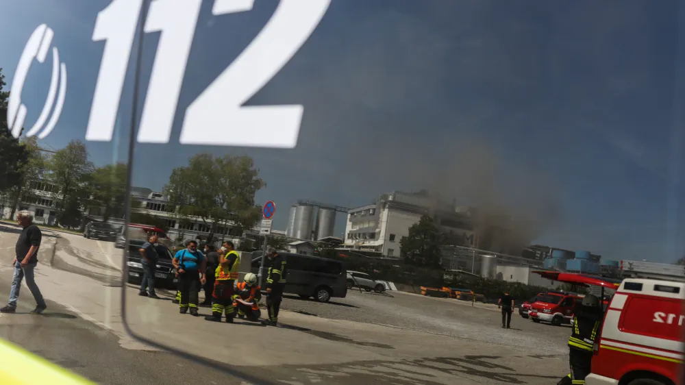 112, klic v sili- 12.05.2022 &ndash; Kočevje &ndash; požar - eksplozija v kemični tovarni Melamin - razneslo kotel v proizvodnji - po&scaron;kodovanih več kot dvajset oseb, dve osebi huje opečeni //FOTO: Bojan Velikonja