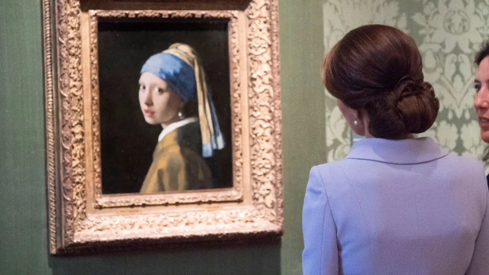 FILE PHOTO: Britain's Kate, the Duchess of Cambridge views Girl with a Pearl Earring by Johannes Vermeer during a visit to the Mauritshuis in The Hague, Netherlands, October 11, 2016. REUTERS/Arthur Edwards/Pool/File Photo