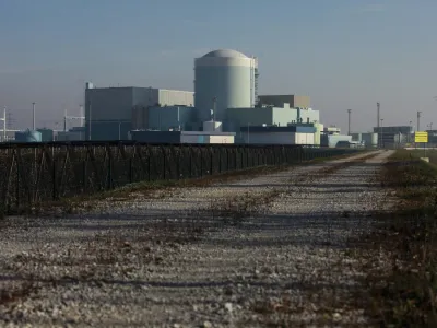 ﻿<br><br><br>- 4.12.2013 - Nuklearna elektrarna Krško - NEK je opremljena z Westinghousovim lahkovodnim tlačnim reaktorjem toplotne moči 2000 MW. Njena moč na pragu je 696 MW. Elektrarna je priključena na 400 kV omrežje za napajanje potrošnih središč v Sloveniji in Hrvaški. stavba<br><br><br><br>//FOTO: Luka Cjuha