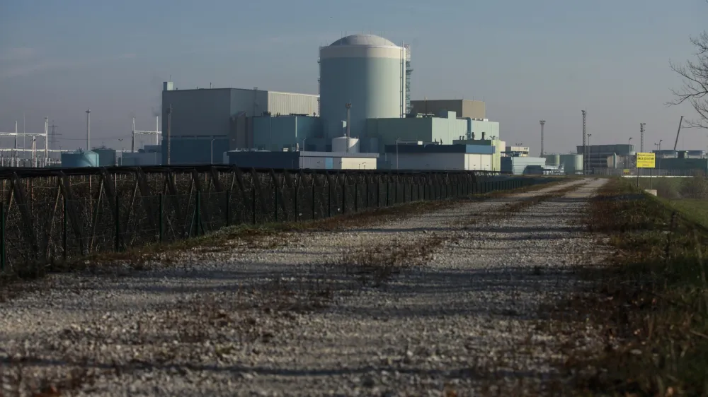 ﻿<br><br><br>- 4.12.2013 - Nuklearna elektrarna Krško - NEK je opremljena z Westinghousovim lahkovodnim tlačnim reaktorjem toplotne moči 2000 MW. Njena moč na pragu je 696 MW. Elektrarna je priključena na 400 kV omrežje za napajanje potrošnih središč v Sloveniji in Hrvaški. stavba<br><br><br><br>//FOTO: Luka Cjuha