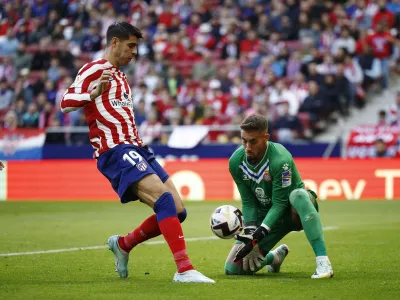 Soccer Football - LaLiga - Atletico Madrid v Espanyol - Metropolitano, Madrid, Spain - November 6, 2022 Atletico Madrid's Alvaro Morata in action with Espanyol's Benjamin Lecomte REUTERS/Juan Medina