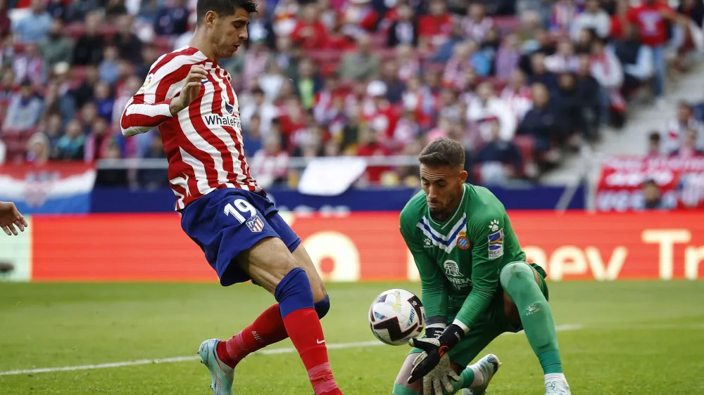 Soccer Football - LaLiga - Atletico Madrid v Espanyol - Metropolitano, Madrid, Spain - November 6, 2022 Atletico Madrid's Alvaro Morata in action with Espanyol's Benjamin Lecomte REUTERS/Juan Medina