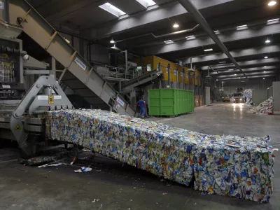 zbirnimi center odpadkov Bukovžlak - sortirana tetrapak embalaža -- RCERO Celje - Regionalni center za ravnanje z odpadki - sodoben regijski projekt, v katerega je vključeno 24 občin Savinjske regije, odlagališče odpadkov - //FOTO: Luka Cjuha