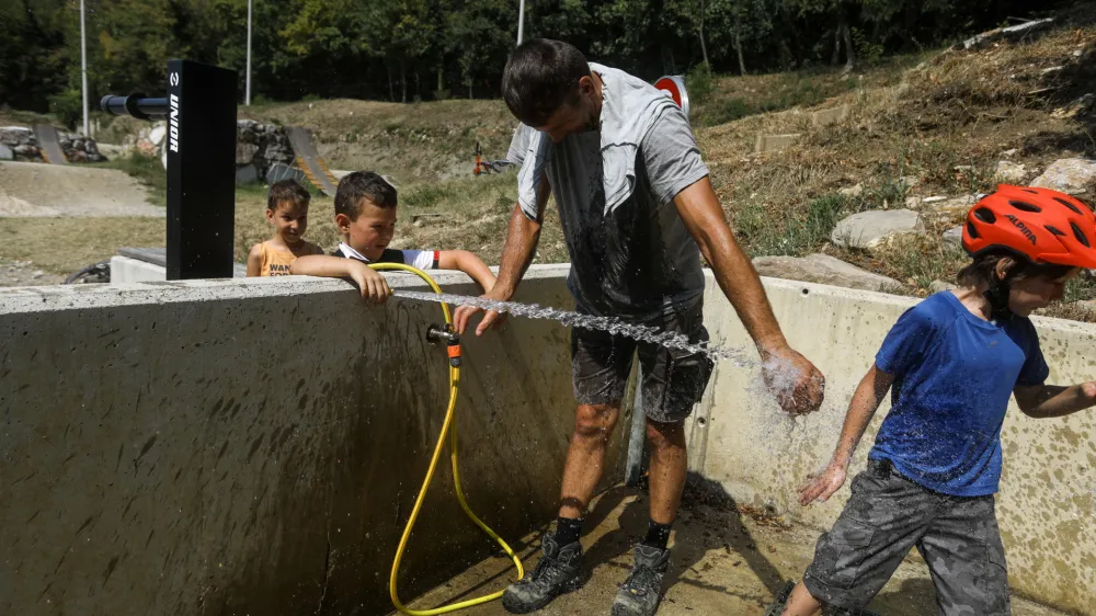 21.07.2022 - vročinski val - visoka temperatura- suša - nizek vodostaj rek - reka Foto: Luka Cjuha