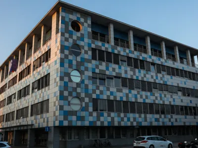 Sodnica upravnega sodišča kljub mirovanju njenih pravic in obveznosti ne bi smela odpreti s. p. in delati za Uefo, saj zakon sodnikom prepoveduje udejstvovanje v pridobitnih dejavnostih. 