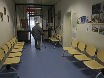 Ministrstvo bo sku&scaron;alo v sodelovanju z NIJZ identificirati izbrisane, nato bodo sezname predali zdravstvenim zavodom, kjer so bili pacienti naročeni na pregled. Zavodi bodo morali bolnike pravočasno obvestiti in jim določiti nove termine. Foto: Luka Cjuha&nbsp;