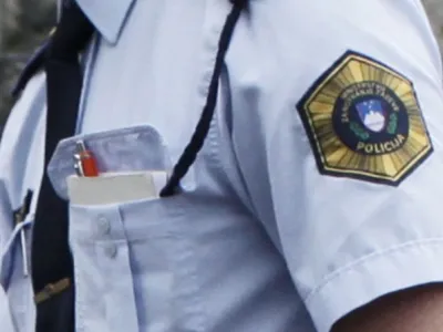 ﻿policist Tine Prevec iz prometne Policijske postaje Ljubljana, meter za meritve razdalje zavorne poti v primeru prometne nesreče - POLICIJA 2013 - naloga policista v primeru prometne nesreče //FOTO: Luka Cjuha