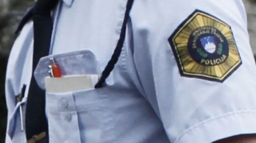 ﻿policist Tine Prevec iz prometne Policijske postaje Ljubljana, meter za meritve razdalje zavorne poti v primeru prometne nesreče - POLICIJA 2013 - naloga policista v primeru prometne nesreče //FOTO: Luka Cjuha