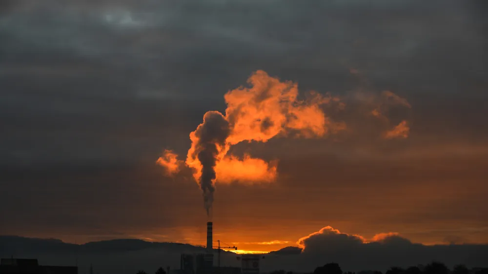 - 15.10.2021 &ndash; Termoelektrarna Toplarna Ljubljana (TE-TOL) podražitev energentov, elektrika, ogrevanje, dimnik dim, emisije, fosilna goriva//FOTO: Luka Cjuha.