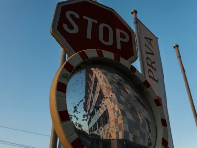 - prometno ogledalo - prometni znak STOP<br><br>- 19.10.2022 - Upravno sodišče Republike Slovenije - Urad RS za nadzor proračuna - Ministrstvo za finance, Fajfarjeva ulica 33 v Ljubljani, - stavba - <br><br>//FOTO: Bojan Velikonja