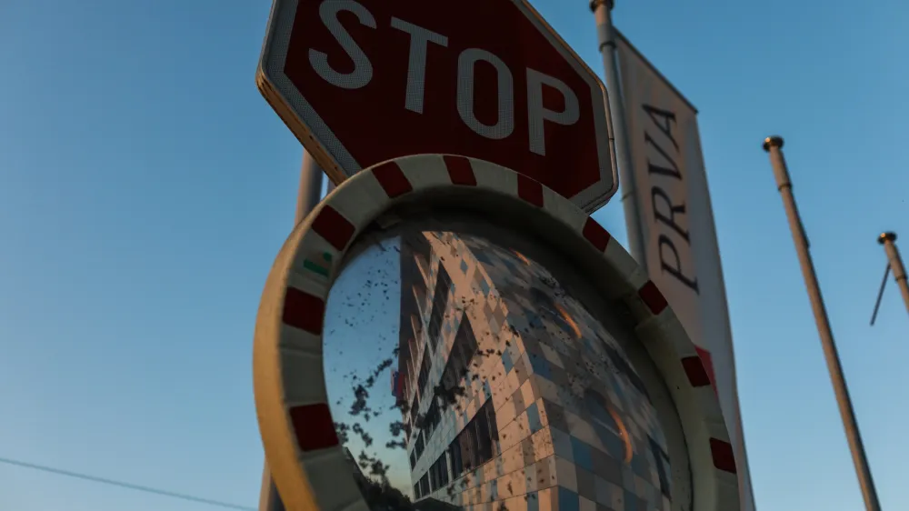 - prometno ogledalo - prometni znak STOP<br><br>- 19.10.2022 - Upravno sodišče Republike Slovenije - Urad RS za nadzor proračuna - Ministrstvo za finance, Fajfarjeva ulica 33 v Ljubljani, - stavba - <br><br>//FOTO: Bojan Velikonja