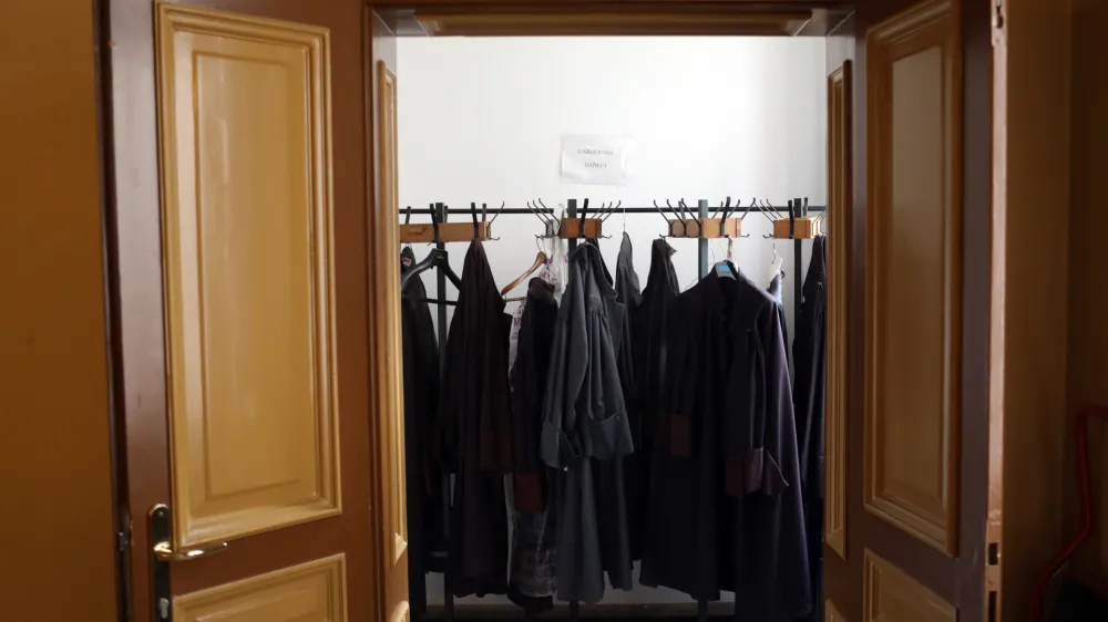 Nazadnje so pospešena sojenja obstala, saj je interes med tožilci upadel.
 