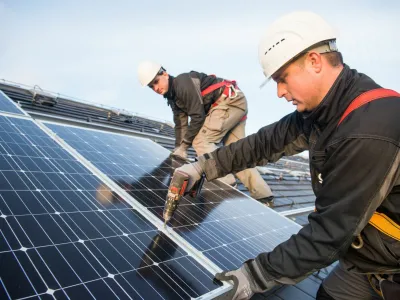 Postavljanje solarnih plo&scaron;č, sončne elektrarne 